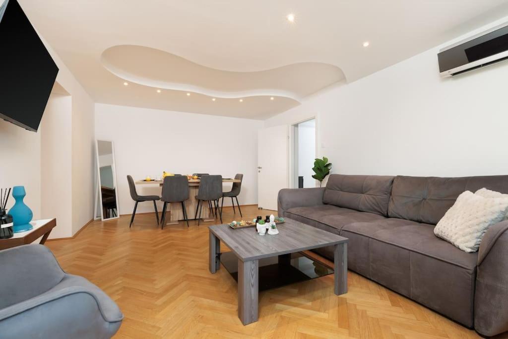 Exclusive 2-bedroom Loft With Scenic Rooftop Views Apartment Wien